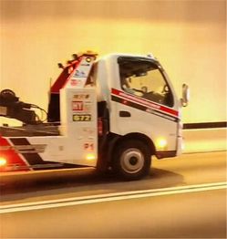 四驱特斯拉没电，拖车救援竟需自备“轮滑”？车主直呼意想不到